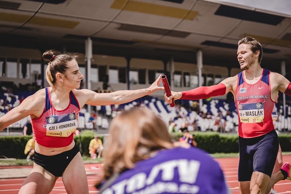 Lada Vondrová při předávce s Pavlem Maslákem