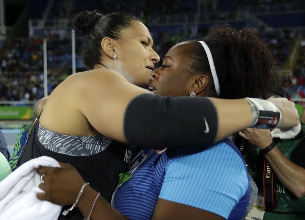 Michelle Carterová přijímá gratulaci od poražené soupeřky 