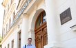 Výškař Jaroslav Bába vychází ze dveří Anglo-německo obchodní akademie, kde právě složil maturitní zkoušku