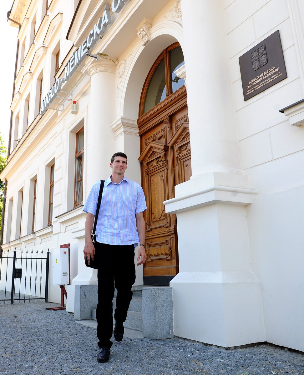 Výškař Jaroslav Bába vychází ze dveří Anglo-německo obchodní akademie, kde právě složil maturitní zkoušku