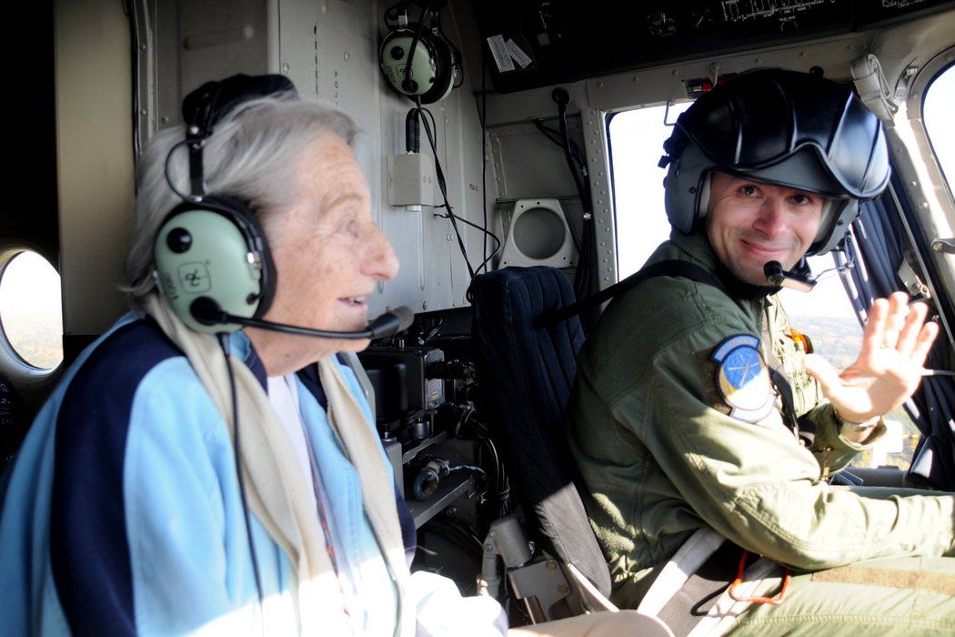 Dana Zátopková v pilotní kabině helikoptéry