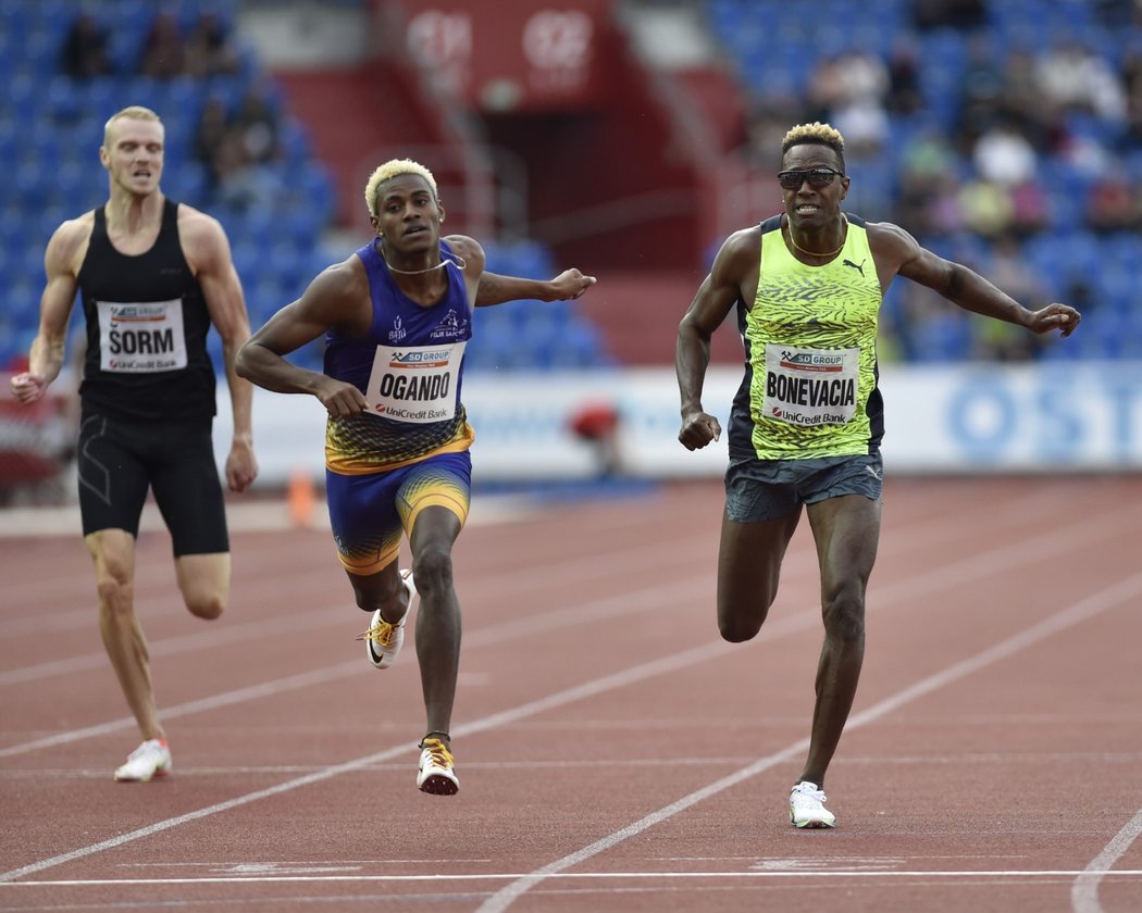 Alexander Ogando z Dominikánské republiky (uprostřed) zvítězil v běhu na 400 metrů.