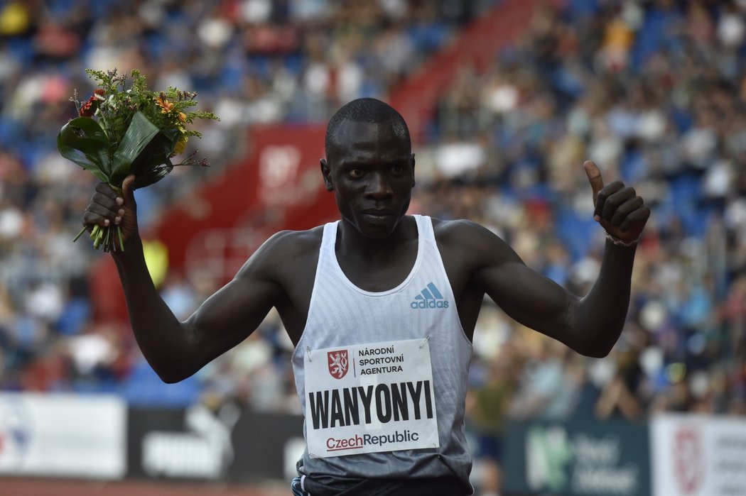 Keňan Emmanuel Wanyonyi zvítězil v běhu na 800 metrů.