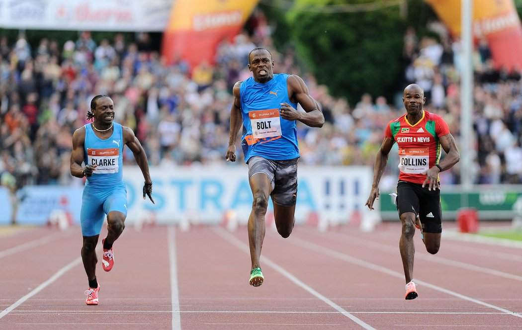 Usain Bolt dobíhá do cíle, pod 10 vteřin se však nevešel