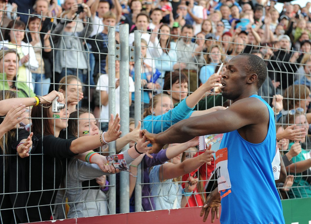 Jamajský sprinter se zdraví s hloučkem svých obdivovatelek