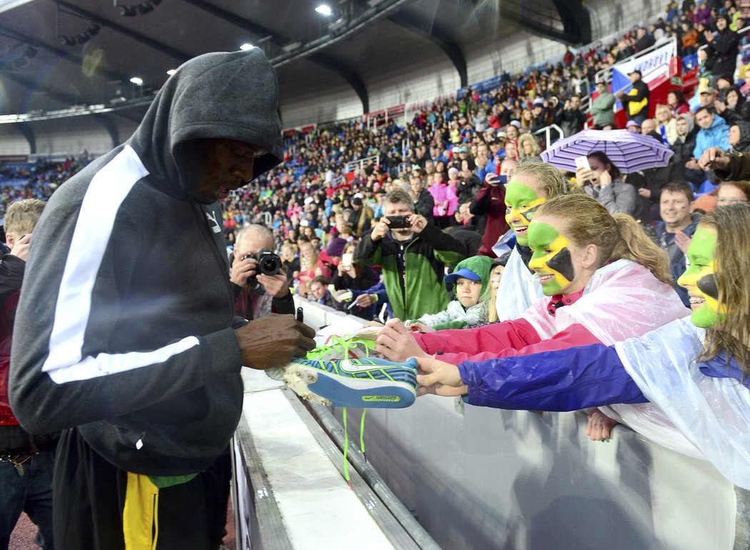 Jamajský sprinter Usain Bolt rozdává autogramy.
