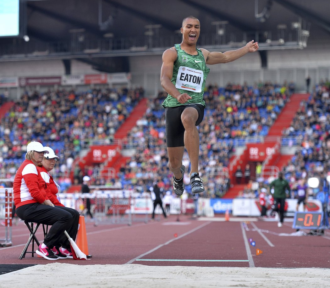 Desetibojařský šampion Ashton Eaton si na Zlaté tretře v Ostravě zaskákal do dálky