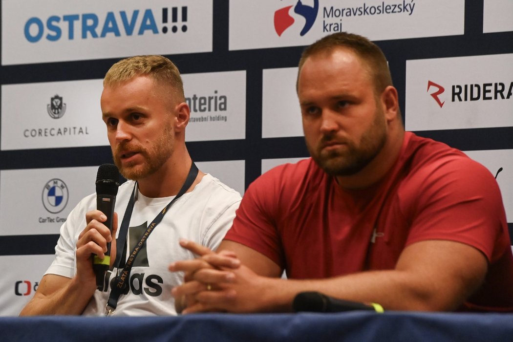 Jakub Vadlejch s Tomášem Staňkem na tiskové konferenci před Zlatou tretrou