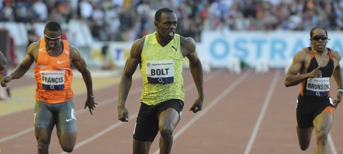 Usain Bolt na stometrové trati při ostravském mítinku Zlatá tretra