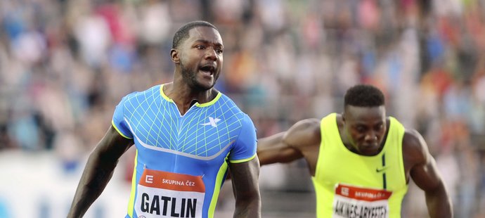 Závod mužů na 100m vyhrál Justin Gatlin z USA (vlevo)