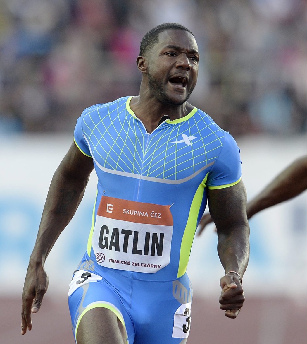Americký sprinter Justin Gatlin se postaral o vrchol atletického mítinku Zlatá tretra v Ostravě. Závěrečný závod v běhu na 100 metrů vyhrál v nejrychlejším světovém času letošní sezony 9,86 sekundy, byť foukal mírný protivítr 0,4 metru za sekundu.