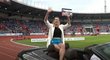 Bývalá atletka Denisa Helceletová zdraví fanoušky na Zlaté tretře v Ostravě