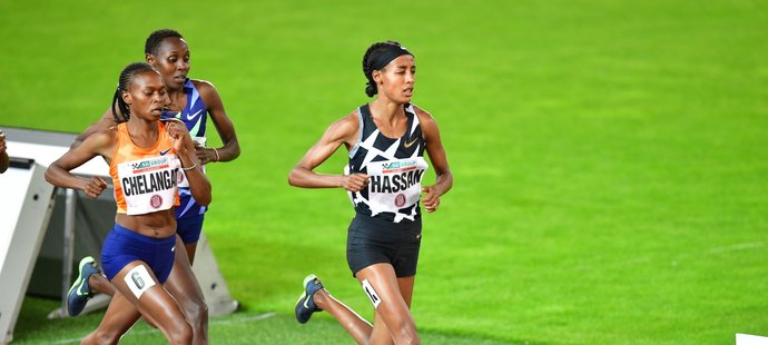 Sifan Hassanová (v popředí) si doběhla na Zlaté tretře 2020 pro vítězství v závodě na 5000 metrů