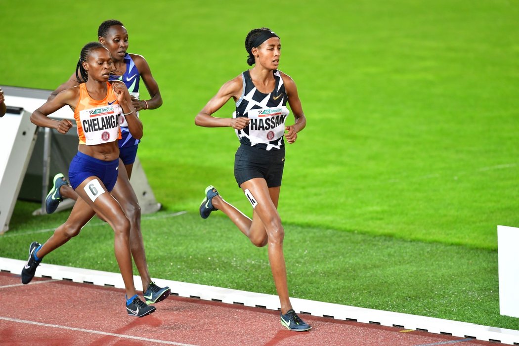 Sifan Hassanová (v popředí) si doběhla na Zlaté tretře 2020 pro vítězství v závodě na 5000 metrů