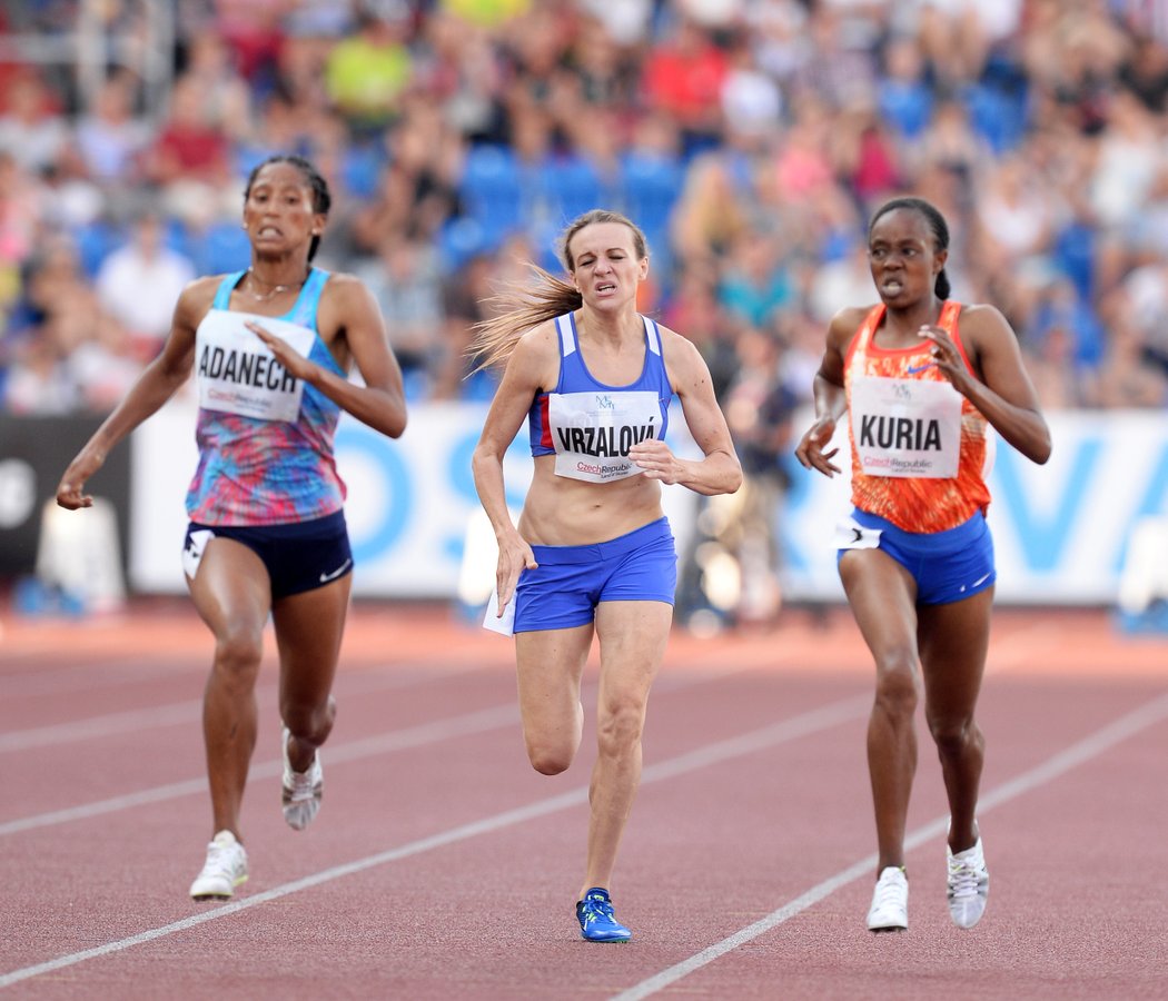 Simona Vrzalová (uprostřed) na Zlaté tretře při závodě na 1 500 metrů