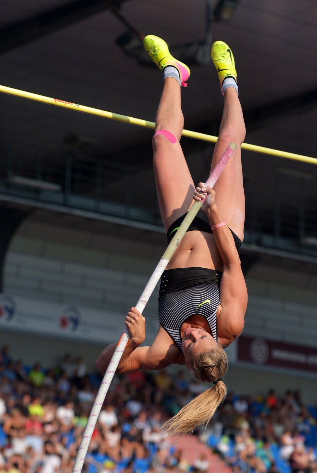 Jiřina Ptáčníková se pokouší překonat laťku na Zlaté tretře