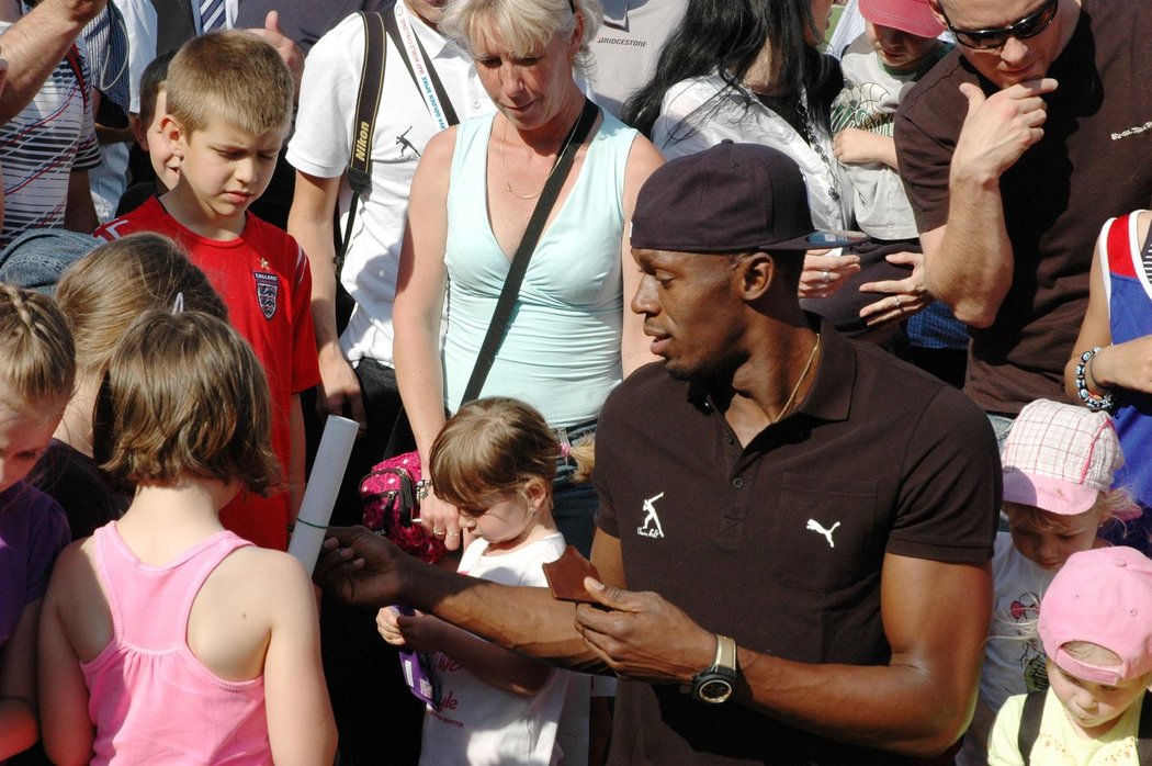 Usain Bolt se dělí o desetikilovou tabulku čokolády