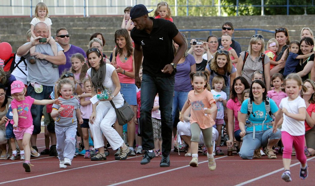 Nejrychlejší člověk planety Usain Bolt si zaběhal v Ostravě s dětmi