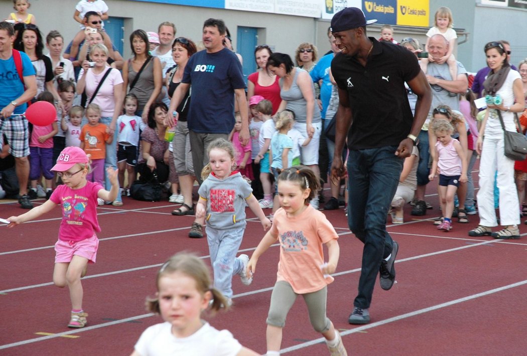 Sprinter Usain Bolt zahájil v Ostravě několik sprintů nejmenších dětí na trati 60 metrů. Sám si s nimi pak zazávodil