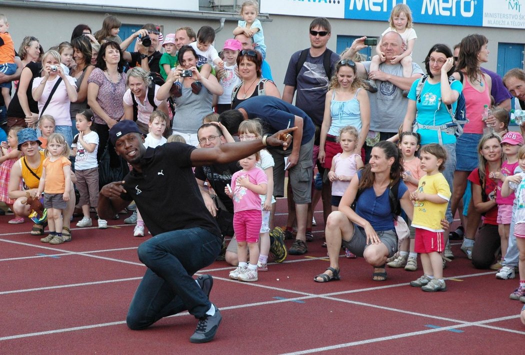 Usain Bolt pózuje před svými soupeřy z řad dětí na Čokoládové tretře