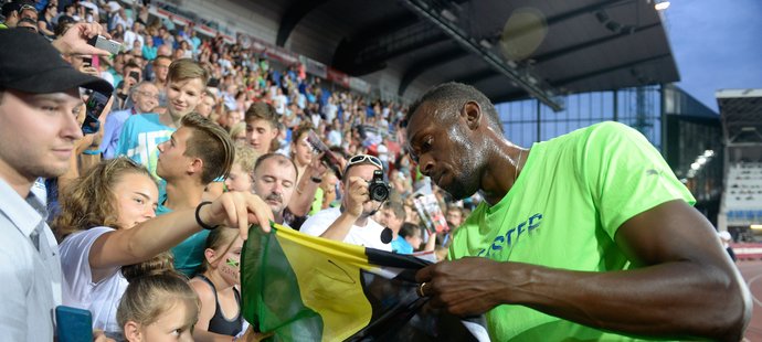 Usain Bolt při svém nekonečném čestném kolečku podepisoval i nesčetné jamajské vlajky