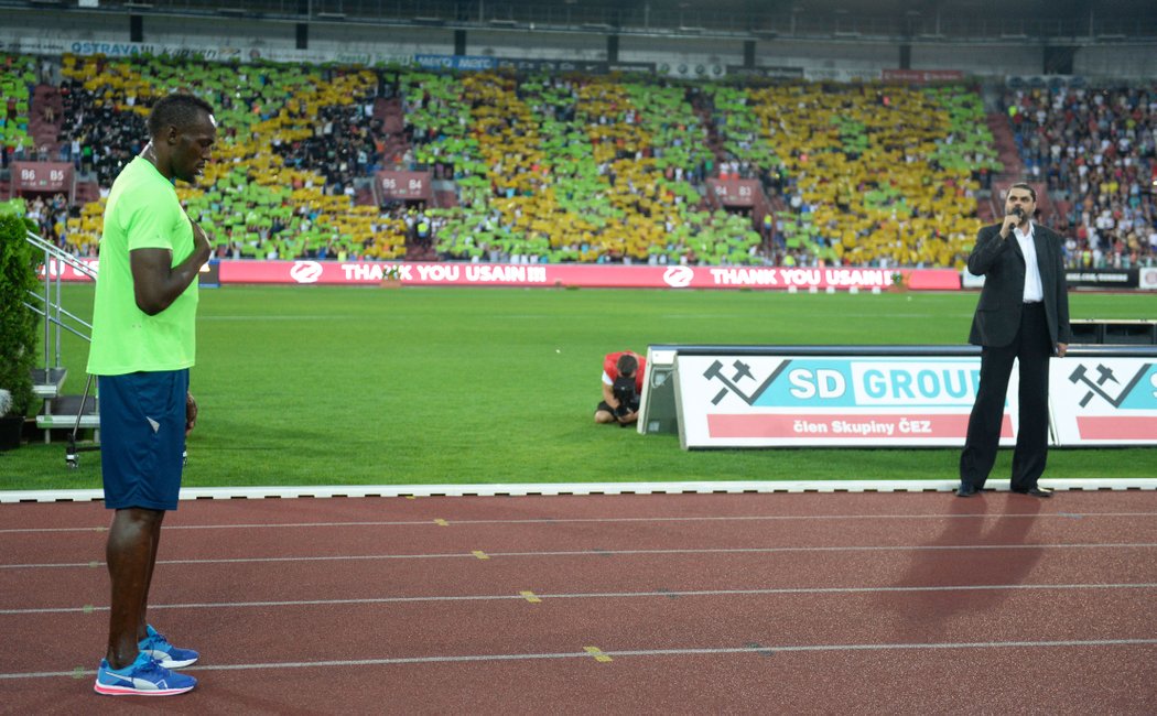 Dojatý Usain Bolt zpívá jamajskou hymnu při loučení se Zlatou tretrou