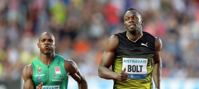 Usain Bolt při svém posledním startu na Zlaté tretře do poslední chvíle bojoval s Kubáncem Yunierem Pérezem (vlevo)