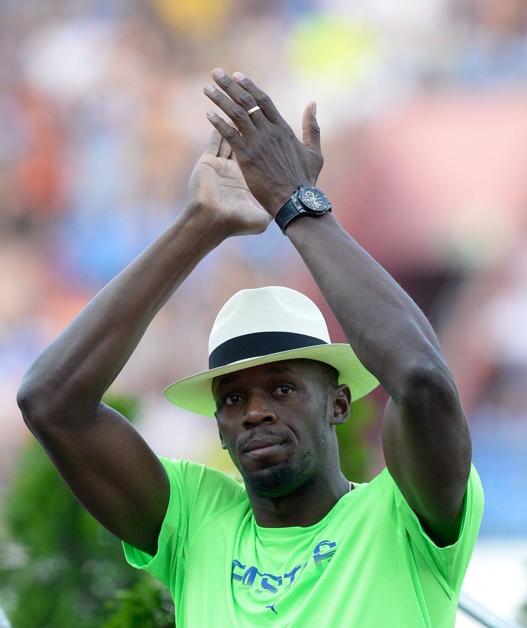 Usain Bolt zdraví fanoušky na Zlaté tretře při slavnostním zahájení