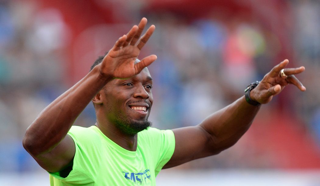 Rozesmátý Usain Bolt zdraví fanoušky na Zlaté tretře