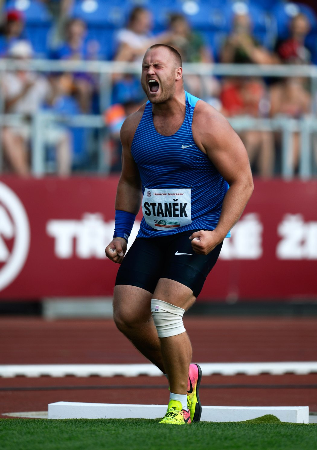 Český koulař Tomáš Staněk si zajistil účast v nedělním finále MS hned prvním pokusem 20,76 m, jímž o centimetr překonal kvalifikační limit.
