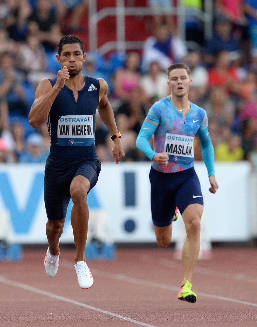 Wayde Van Niekerk před Pavlem Maslákem na trati 300 metrů při Zlaté tretře