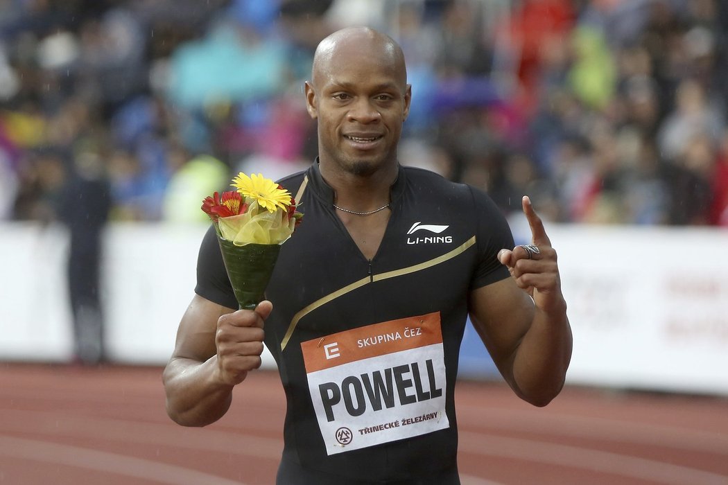 Vítěz běhu na 100 metrů Asafa Powell z Jamajky.