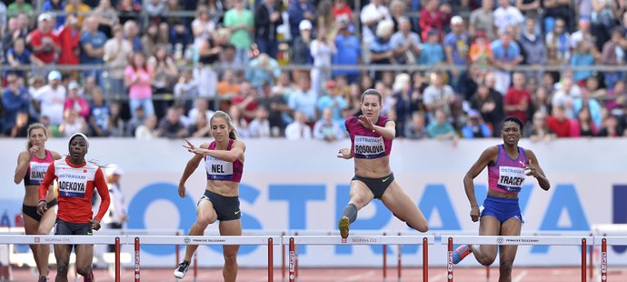 Mladá atletka Kateřina Dvořáková si na Zlaté tretře užila závod před plnými tribunami - ilustrační foto