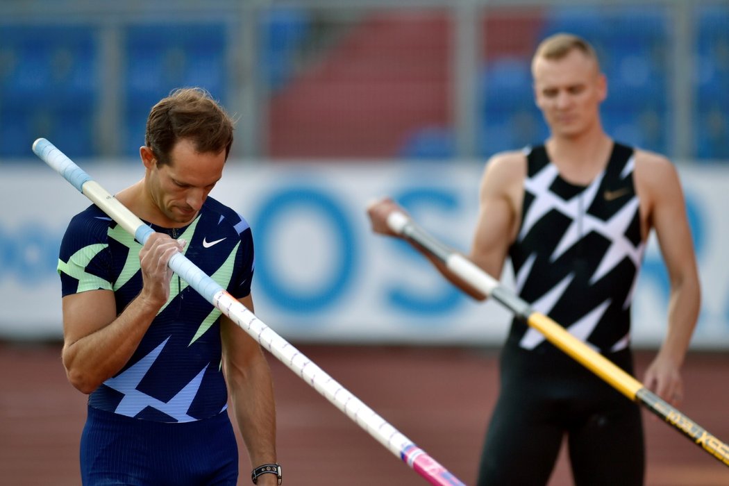 Renaud Lavillenie (v popředí) na Zlaté tretře