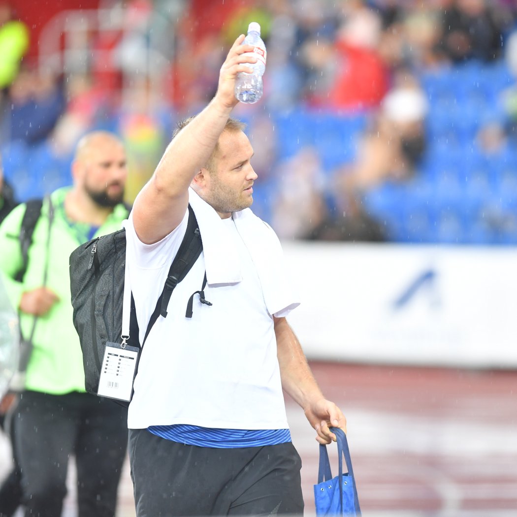 Tomáš Staněk mává fanouškům na Zlaté tretře