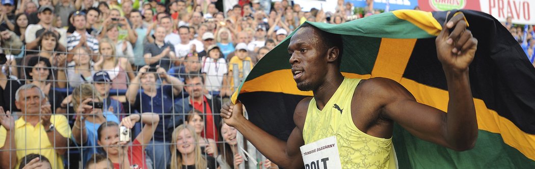 Usain Bolt se raduje ze svého vítězství na Zlaté tretře 2009