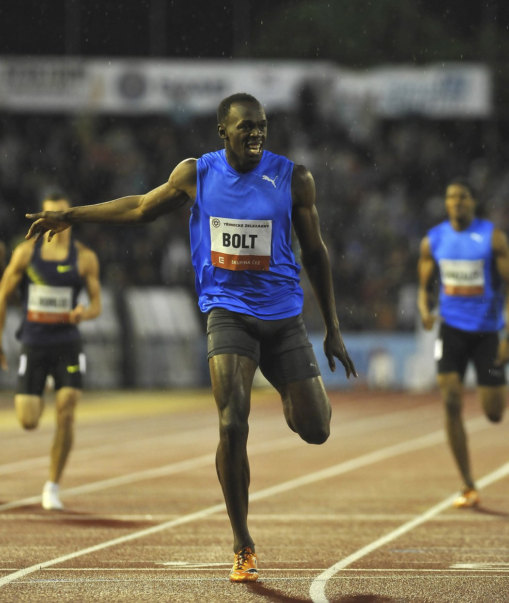 Usain Bolt vítězí v běhu na 300 metrů na Zlaté tretře v roce 2010