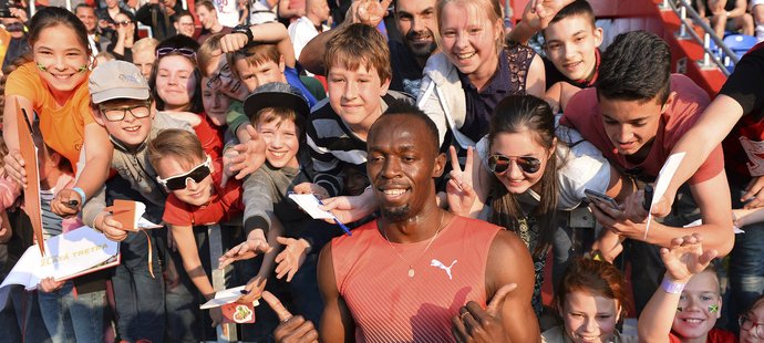 Hvězdný jamajský sprinter Usain Bolt se fotí s fanoušky na Zlaté tretře