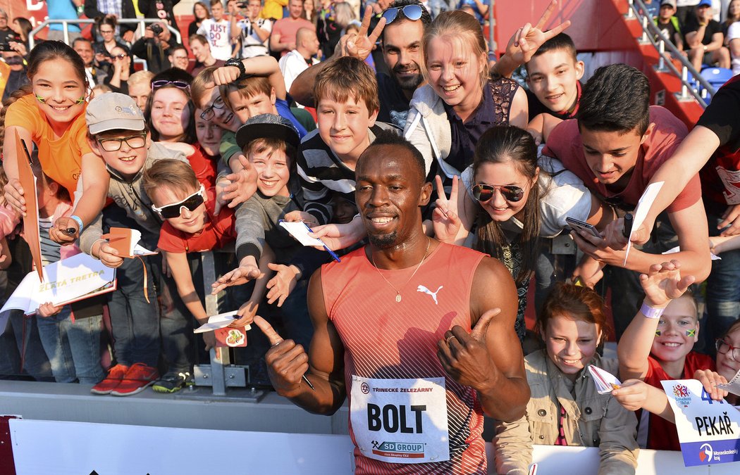 Hvězdný jamajský sprinter Usain Bolt se fotí s fanoušky na Zlaté tretře