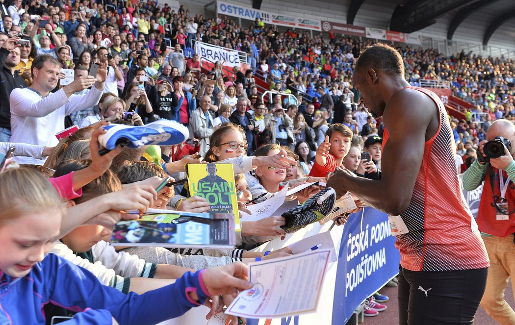 Usain Bolt se v Ostravě podepisuje fanouškům po svém vítězství na Zlaté tretře