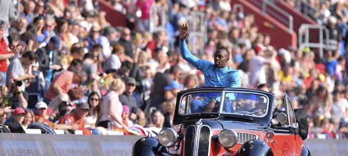 Usain Bolt mával fanouškům na Zlaté tretře z tohoto krásného veterána