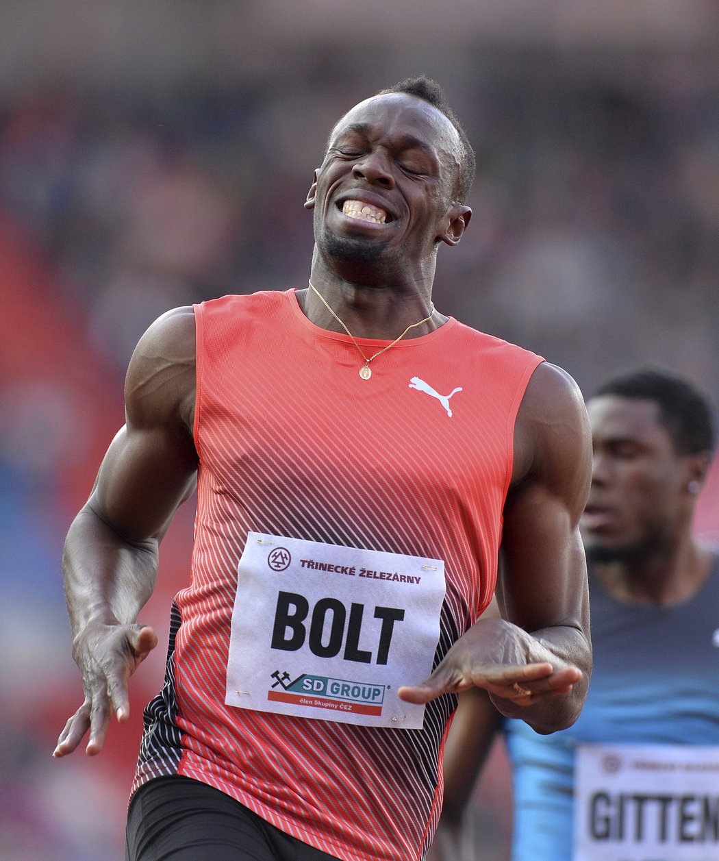 Usain Bolt vítězně probíhá cílem Zlaté tretry