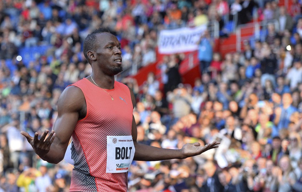 Jamajský sprinter Usain Bolt si užívá ovací fanoušků po svém triumfu na 100 metrů na ostravské Zlaté tretře