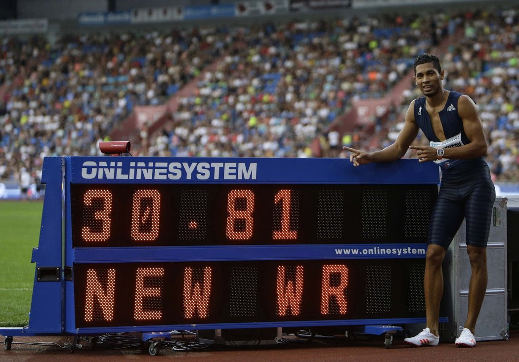 Wayde van Niekerk slaví svůj rekord na 300 metrů na Zlaté tretře