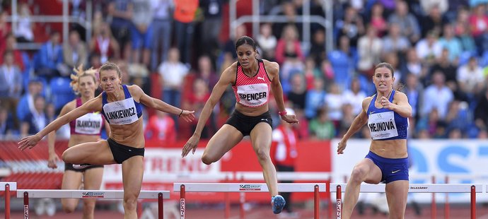 Zuzana Hejnová (vpravo) doběhla na Zlaté tretře třetí