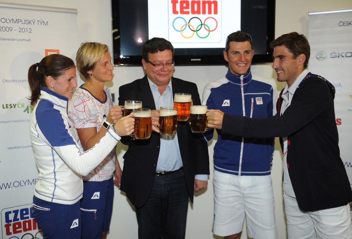 2012. Alexandr Vondra slaví s úspěšnou olympijskou výpravou, kterou tvoří Zuzana Hejnová, Barbora Špotáková, Jaroslav Kulhavý a David Svoboda.