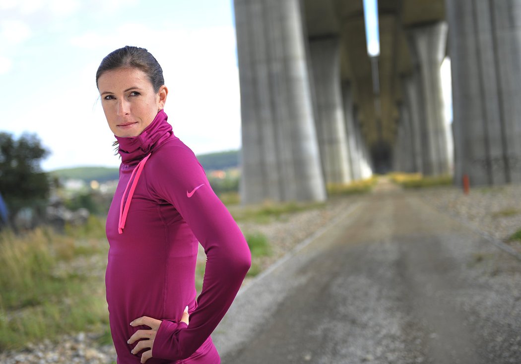 Světová šampionka Zuzana Hejnová jako modelka pod Lahovickým mostem