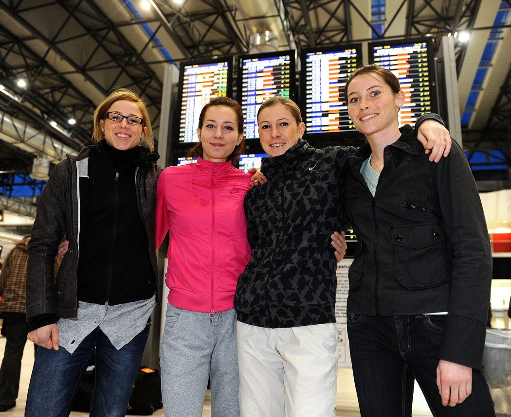 2010. Zuzana Bergrová, Denisa Rosolová, Zuzana Hejnová a  Jitka Bartoničková odlétají na halové MS do Dauhá. Štafeta 4x400 metrů překážek přivezla bronz.