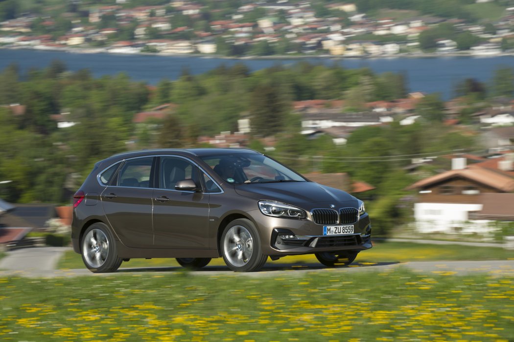 I Active Tourer má tradiční bavoráckou zamračenou masku