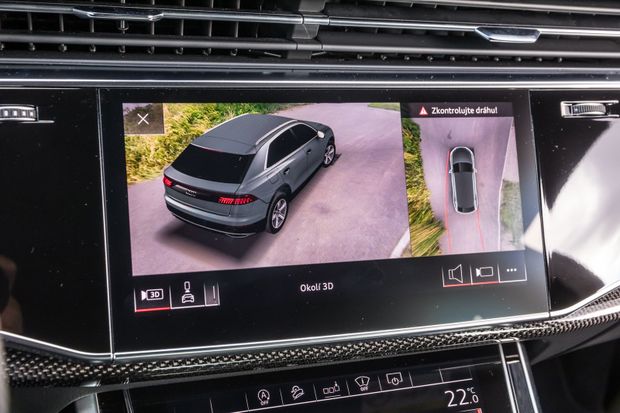 Audi SQ8 nabízí celou paletu příplatků, které oranžový exemplář podražily o více než milion. Třeba za kamery snímající okolí auta dáte 22 tisíc. Audi SQ8 nabízí celou paletu příplatků, které oranžový exemplář podražily o více než milion. Třeba za kamery snímající okolí auta dáte 22 tisíc.